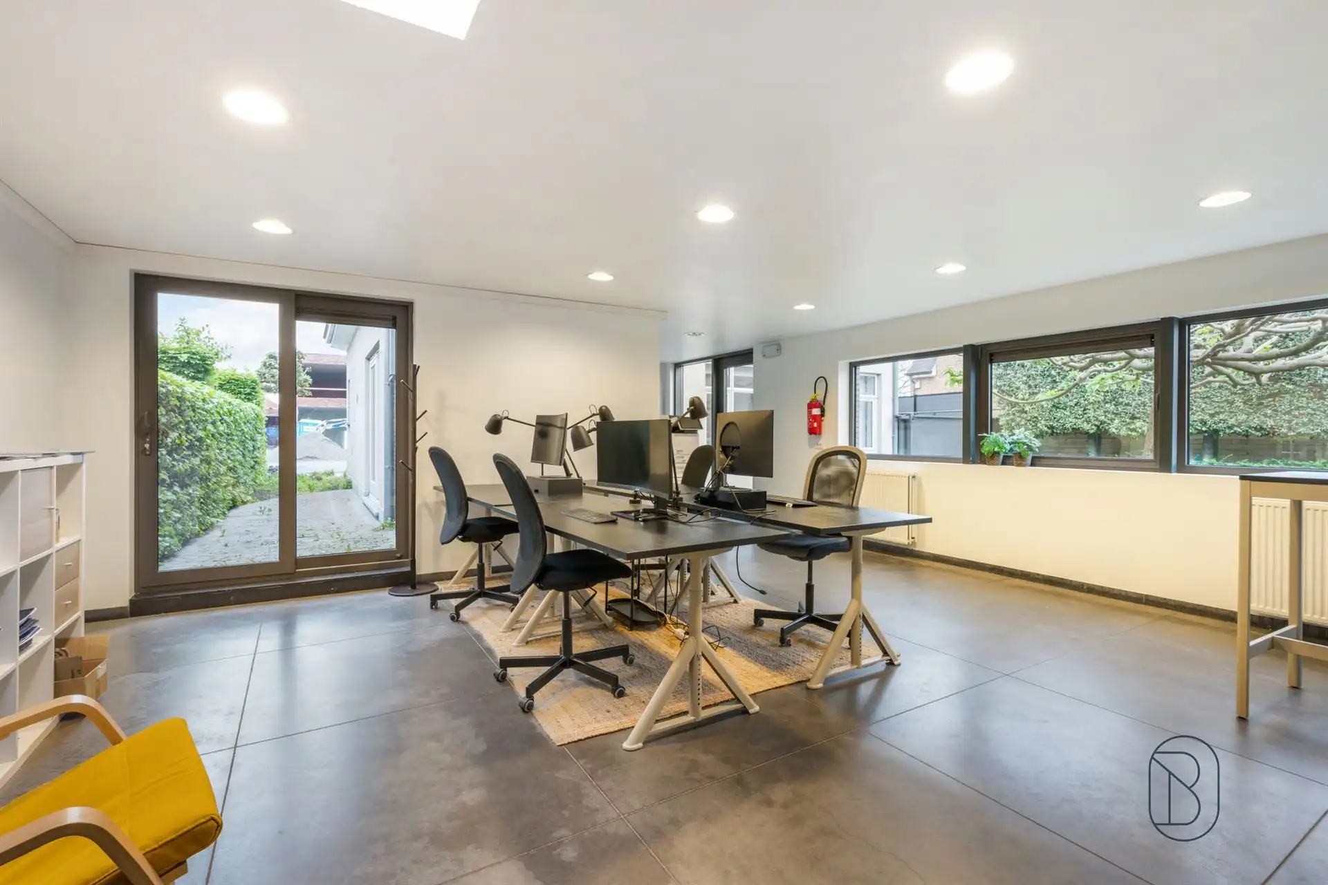 Commercieel gelegen kantoor/praktijk + woonst met atelier foto 11