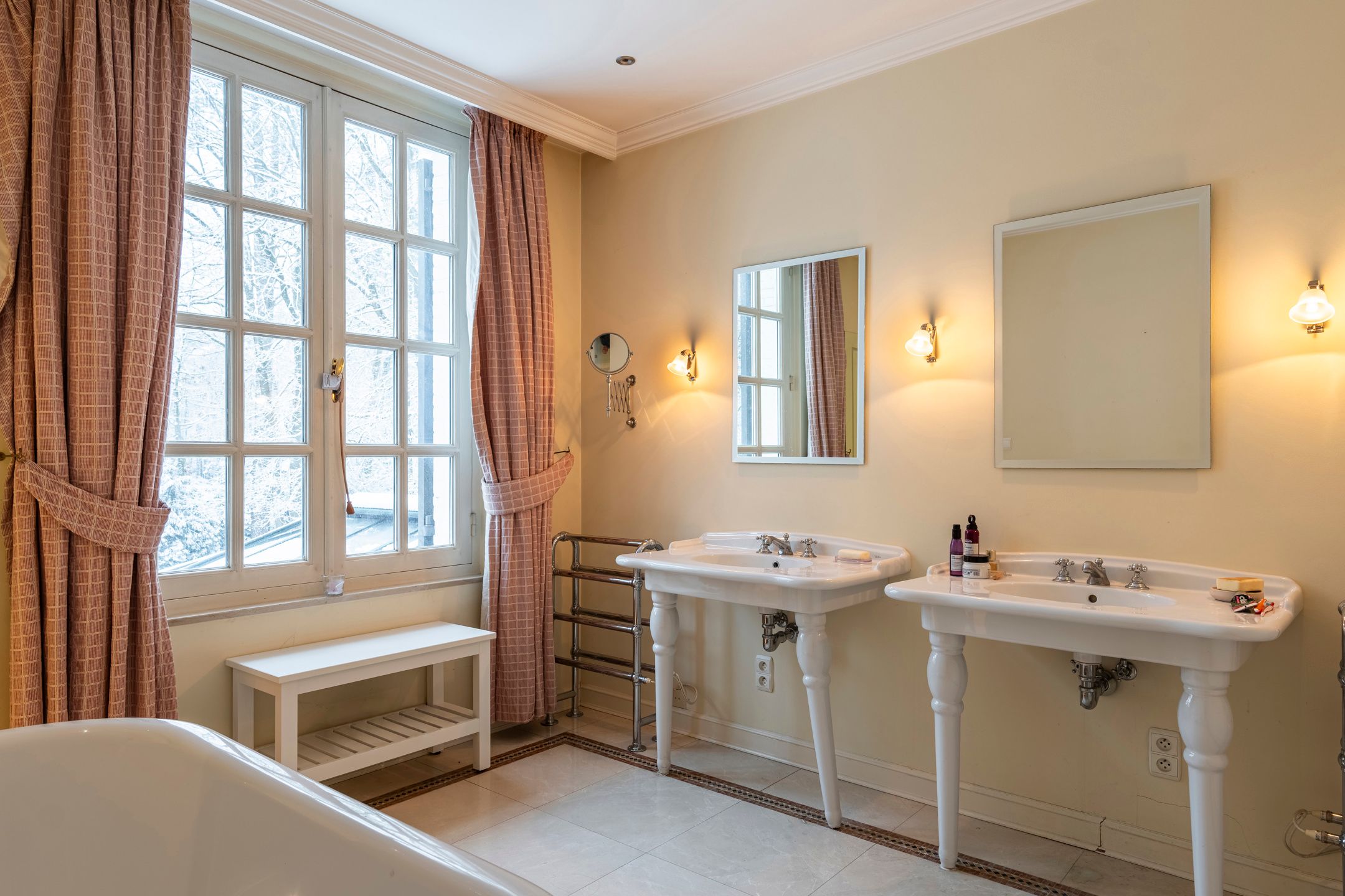 Villa met binnenzwembad en conciërgerie op riant perceel foto 21