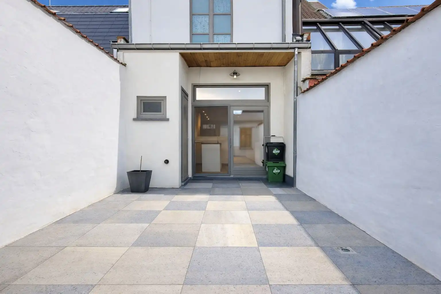 Deze instapklare woning biedt modern wooncomfort op een centrale ligging in het centrum, met winkels, scholen en openbaar vervoer op wandelafstand. foto 3