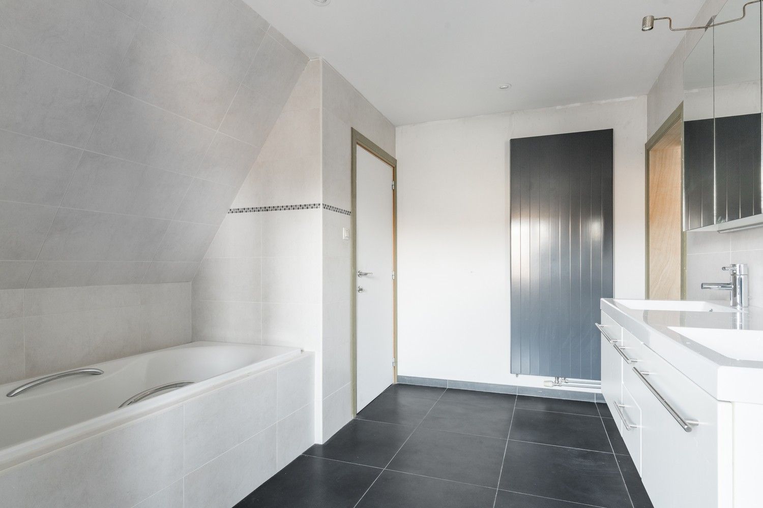 Karaktervolle vrijstaande woning nabij de Nederlandse grens foto 31