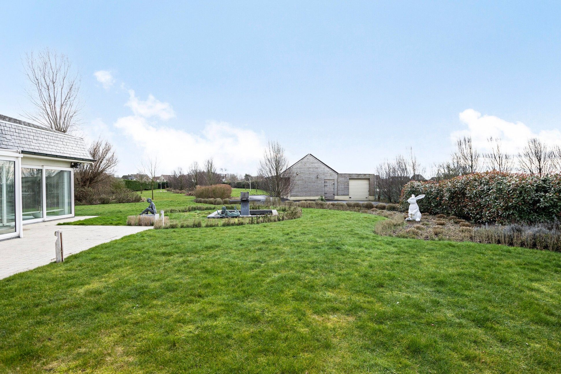 Unieke villa op een groot grondstuk met een binnenzwembad te koop nabij het centrum van De Haan. foto 45