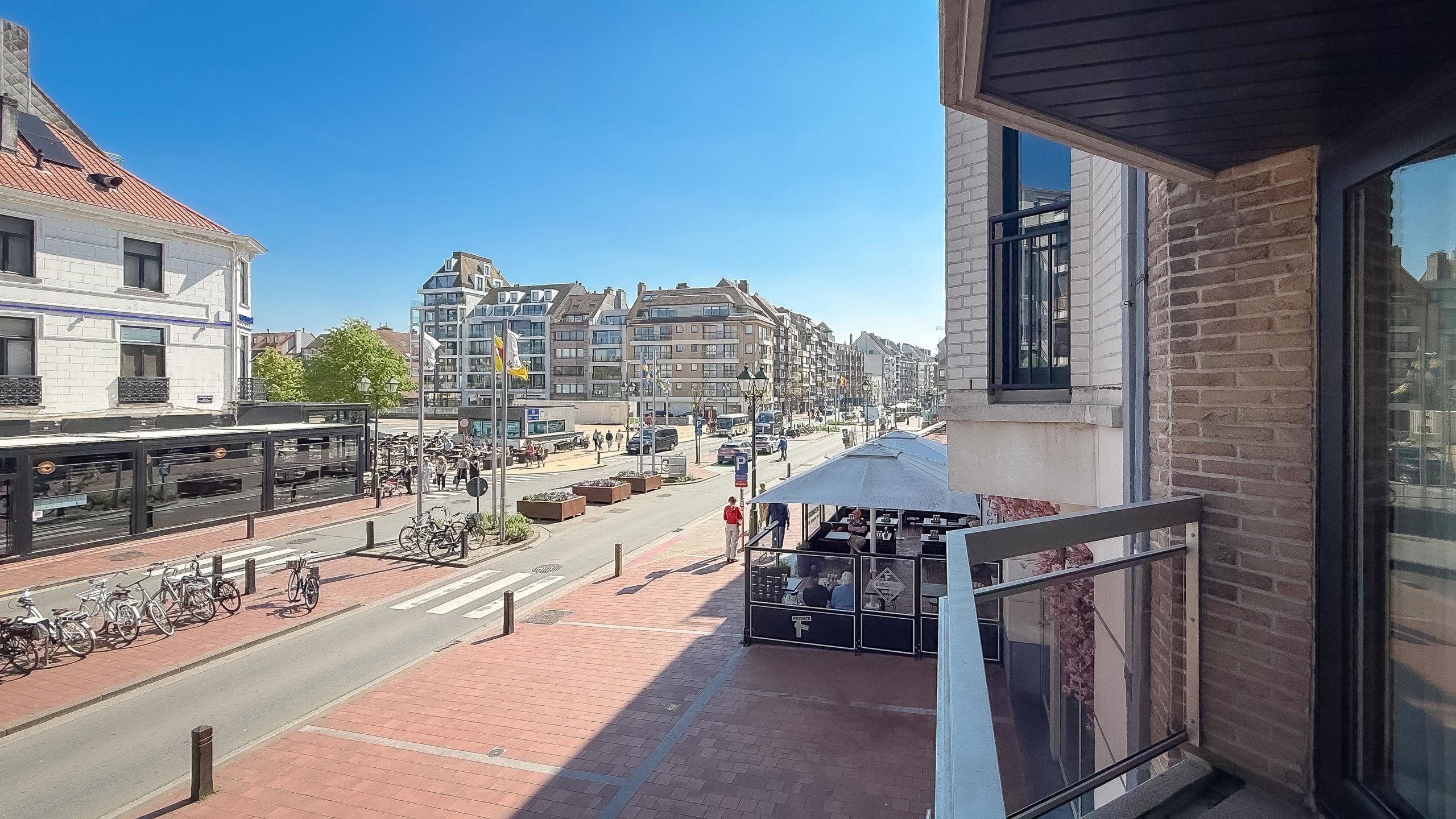 Ruim HOEKAPPARTEMENT met groot terras, op de Lippenslaan... foto {{pictureIndex}}