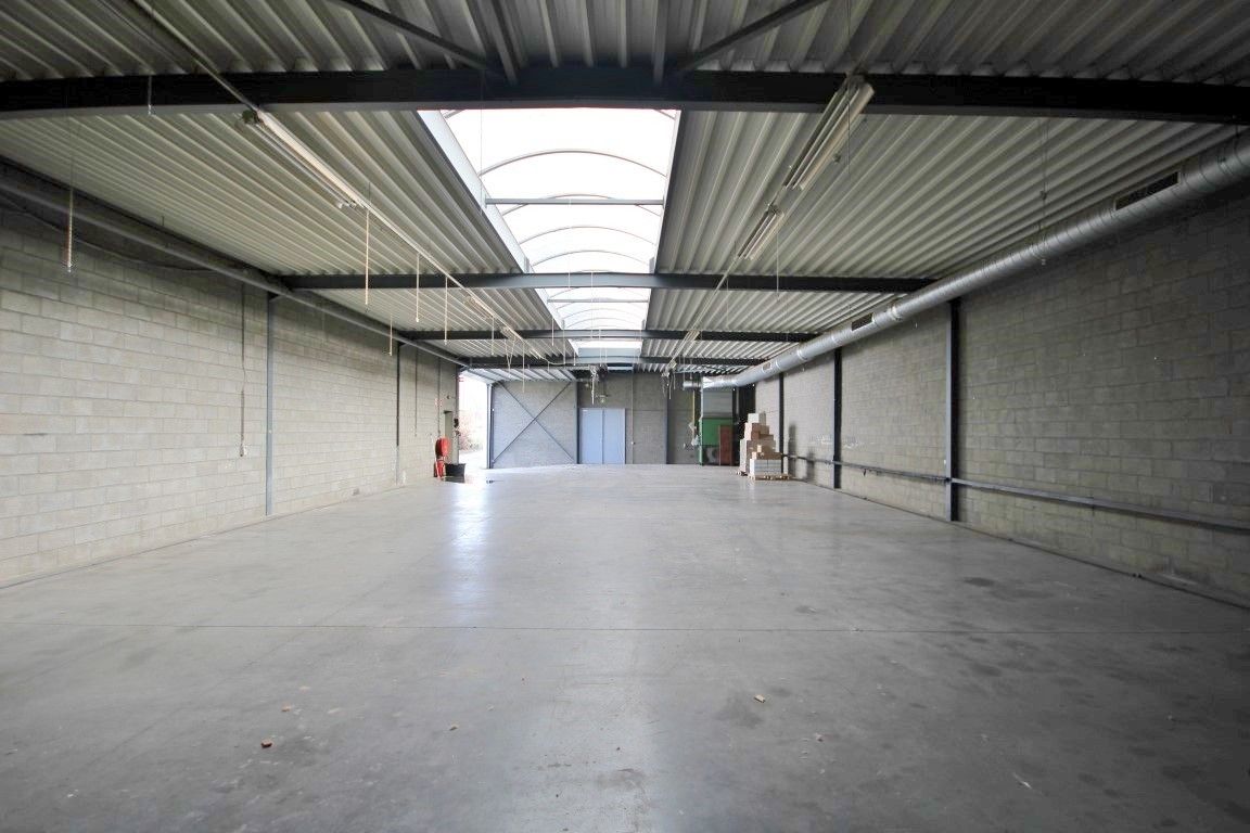 Ruim en functioneel magazijn op toplocatie in Sint-Truiden foto {{pictureIndex}}