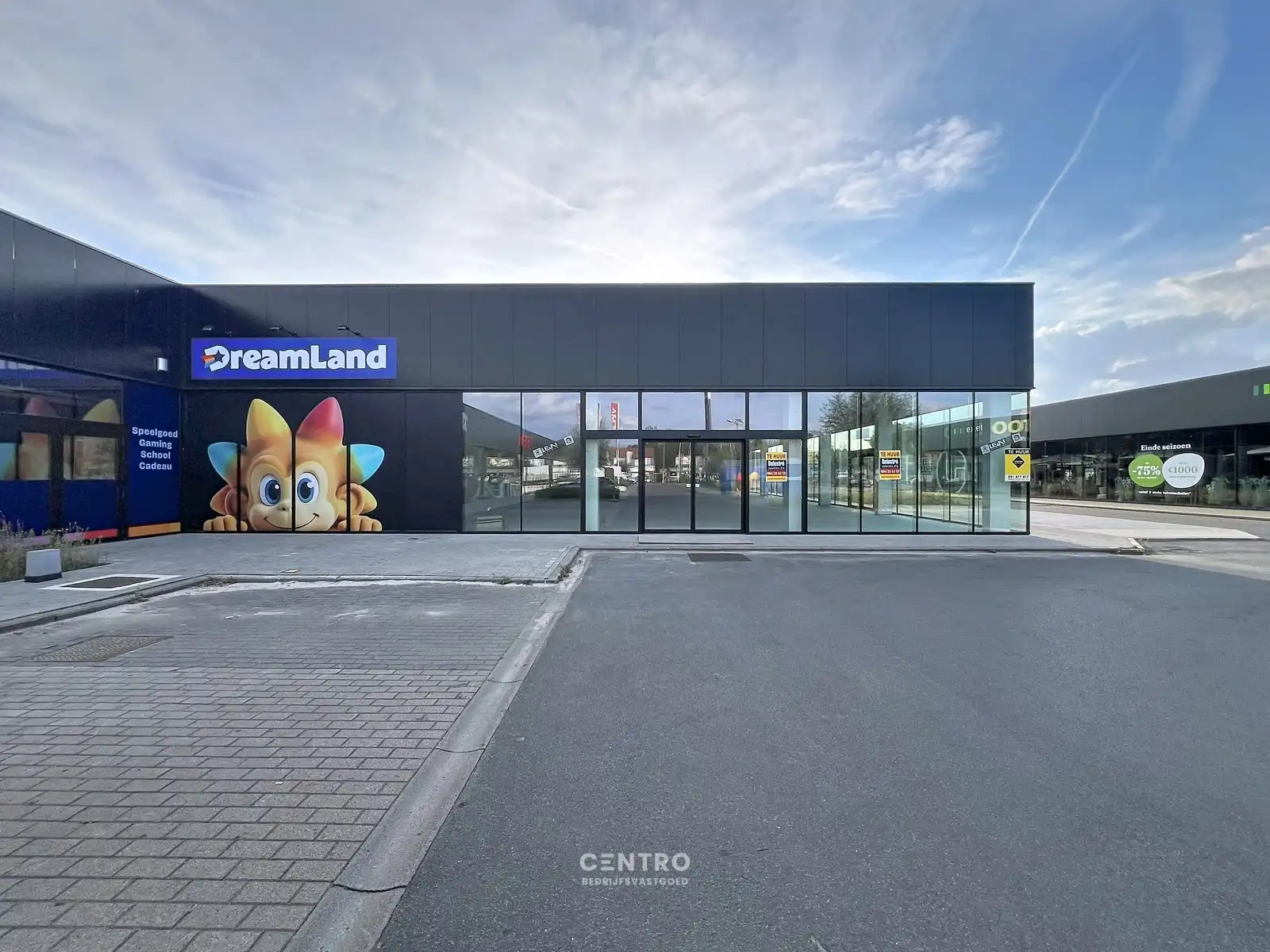 Vernieuwde baanwinkel (450m²) te huur in hét bruisende MAMMOETCENTER van Roeselare ! foto 2