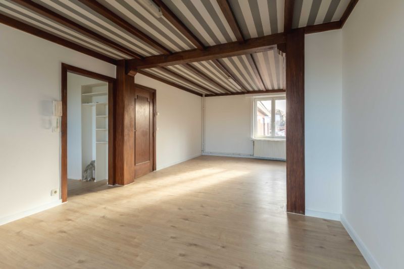 Roeselare-Rumbeke. Duplexappartement  met 2 slaapkamers van 80 m² met aparte ingang en parkeerplaatsen. Recent vernieuwd. Ideale investering of starter. foto 2