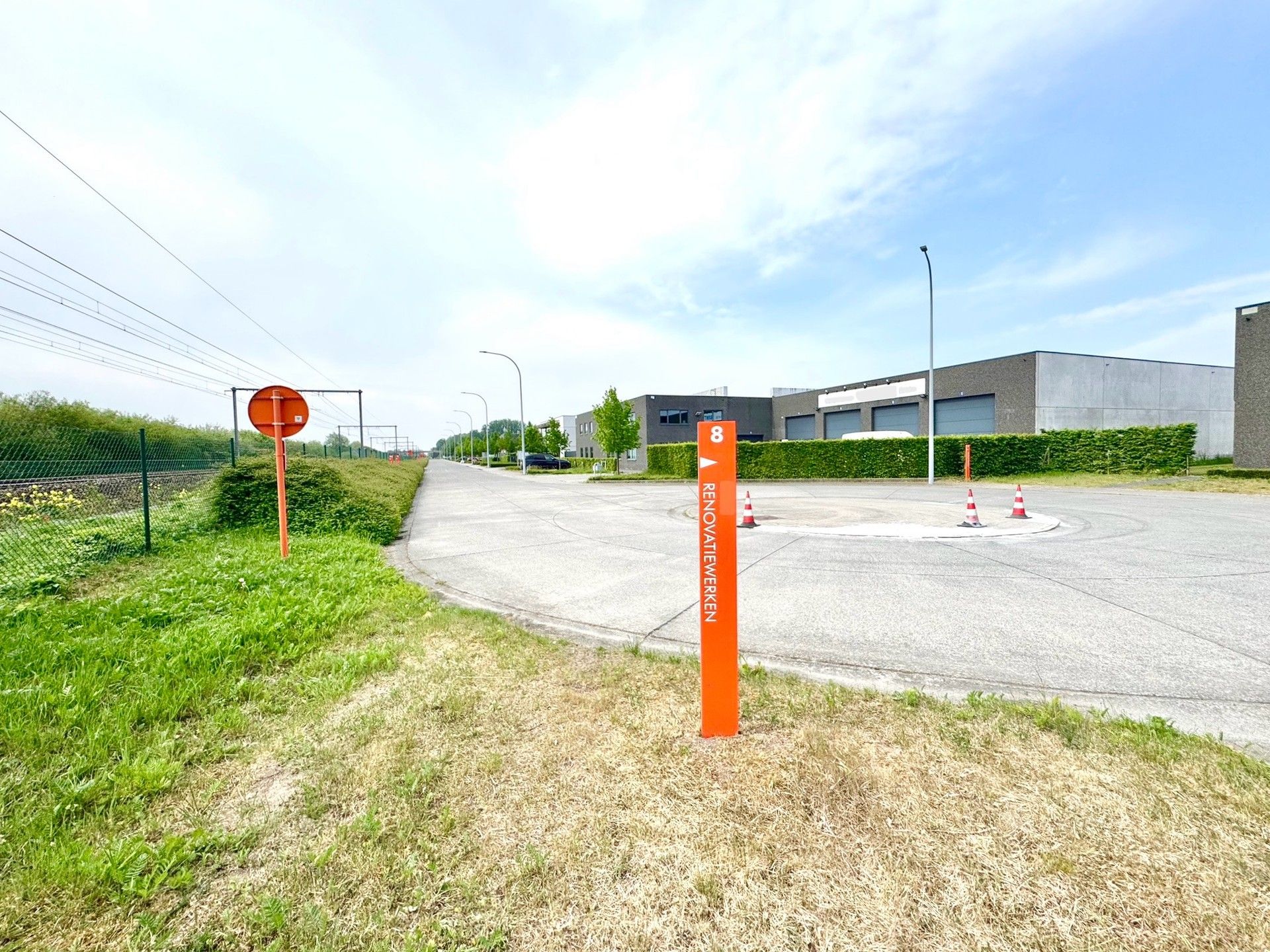 MAGAZIJN MET BURELEN IN KMO ZONE INDUSTRIE foto 36