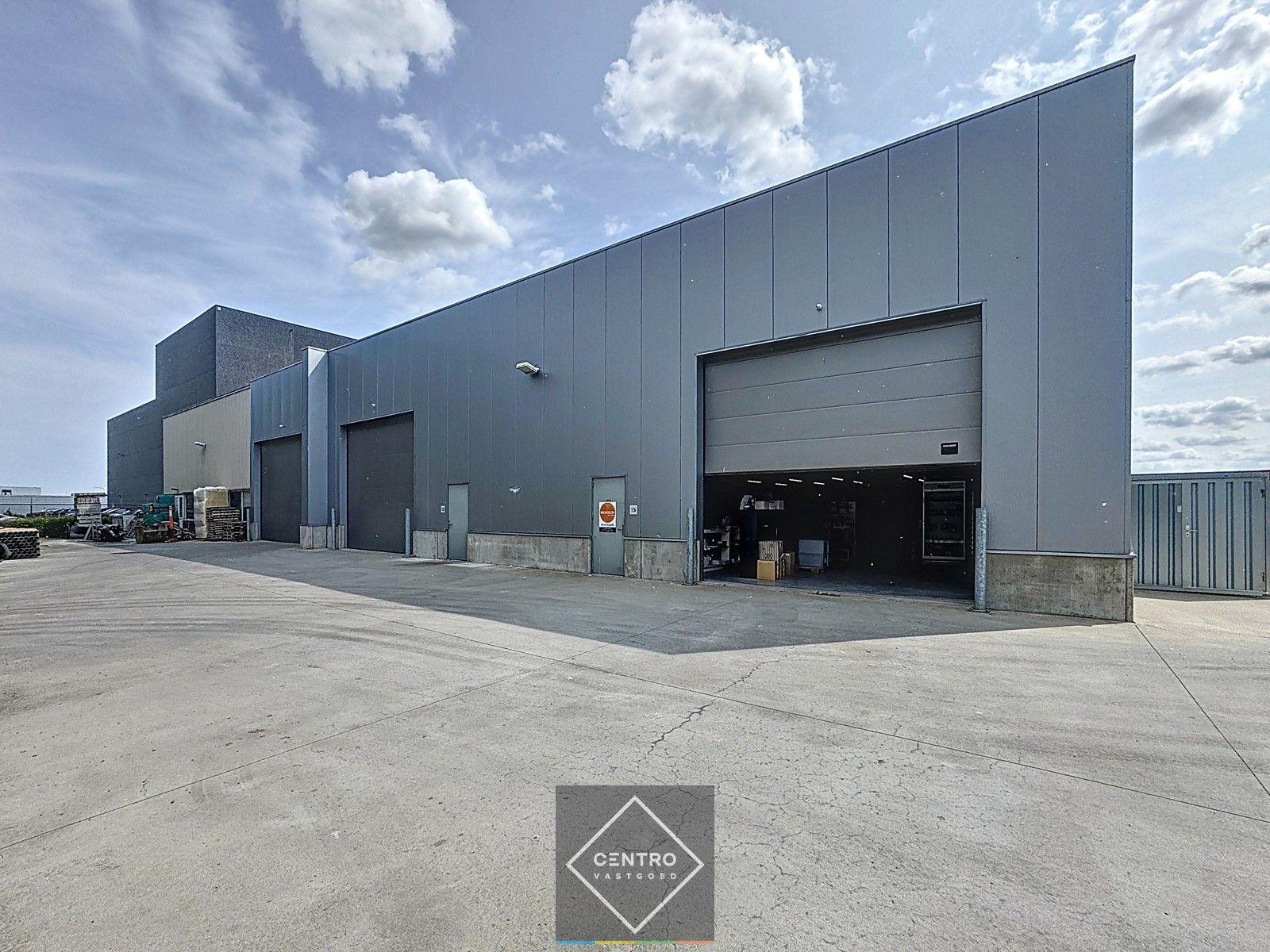 Instapklaar MAGAZIJN (177m²) met KANTOOR (69m²) op verdieping, toilet en hoge sectionaalpoort (gemakkelijk toegankelijk met grote vrachtwagens). Op industriezone "Herdersbrug" te 8000 Brugge. foto {{pictureIndex}}