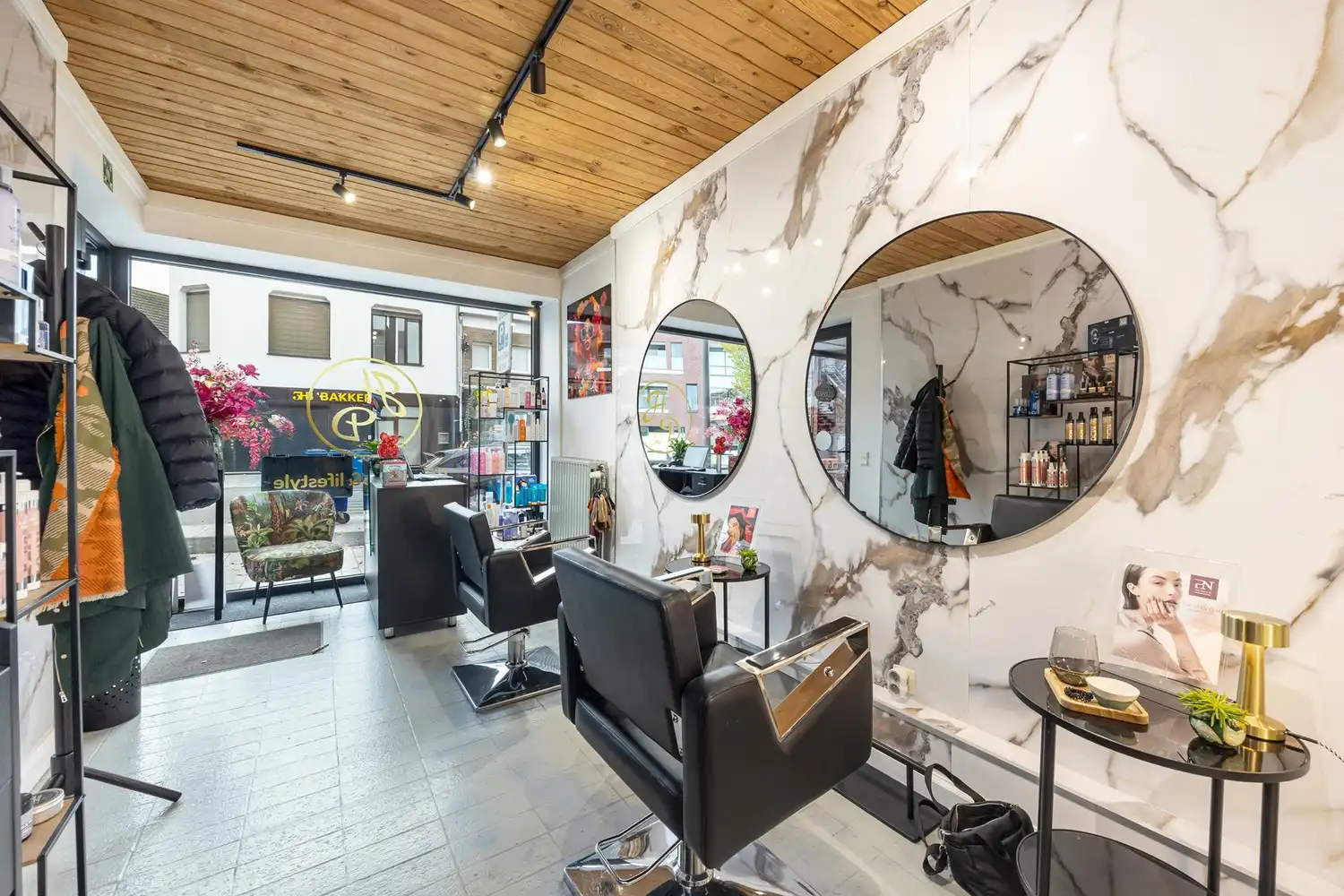 Op te frissen opbrengsteigendom comm. ruimte + 2 app. foto 2