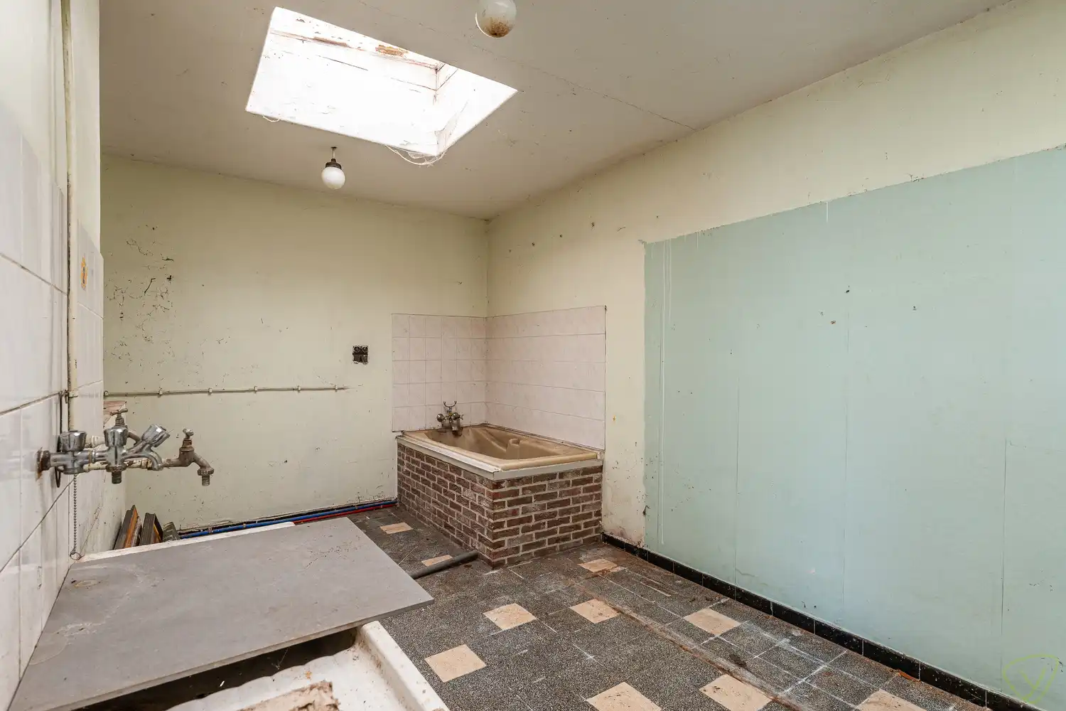 Ruime gezinswoning te koop in Eeklo met 3 slaapkamers met een ruime loods achteraan, die perfect voor een combinatie van comfortabel wonen en werken kan zijn. foto 11