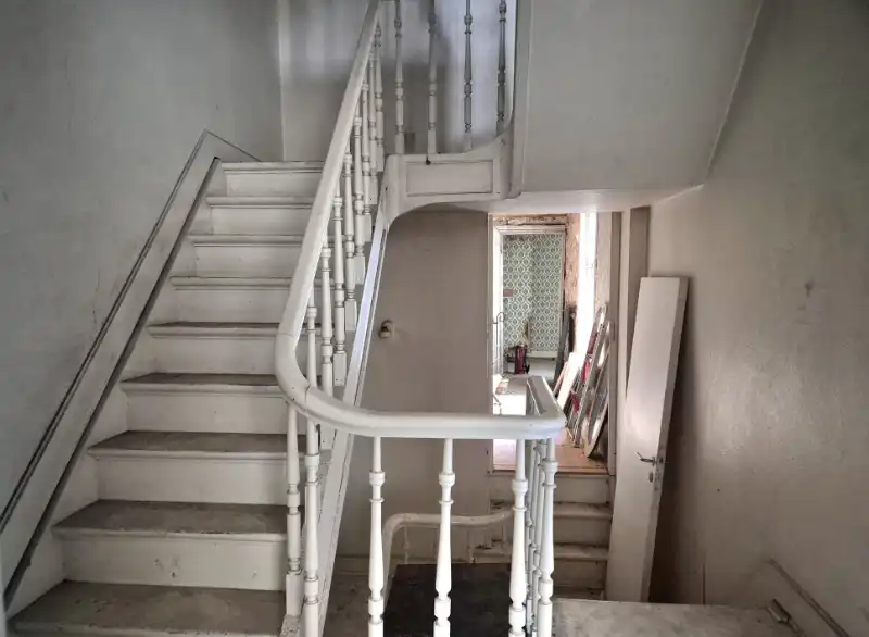 Roeselare-stadskern. Uitstekend zichtbaar gelegen gelijkvloers handelspand met extra 2 verdiepingen potentieel. Bestaande huuropbrengsten. Potentieel polyvalent pand ! foto 8