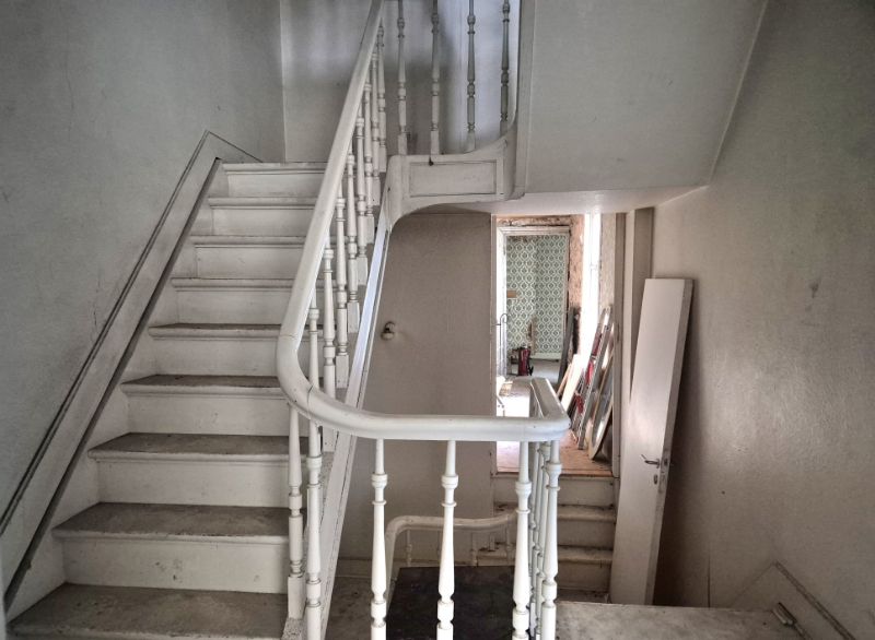 Roeselare-stadskern. Uitstekend zichtbaar gelegen gelijkvloers handelspand met extra 2 verdiepingen potentieel. Bestaande huuropbrengsten. Potentieel polyvalent pand ! foto 8