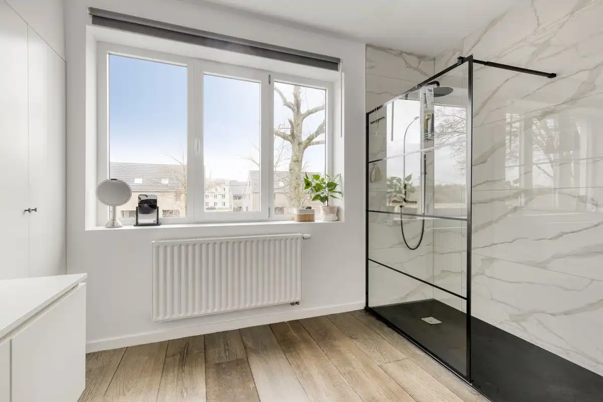 Instapklare halfopen woning te koop in Brugge met ruime tuin foto 11