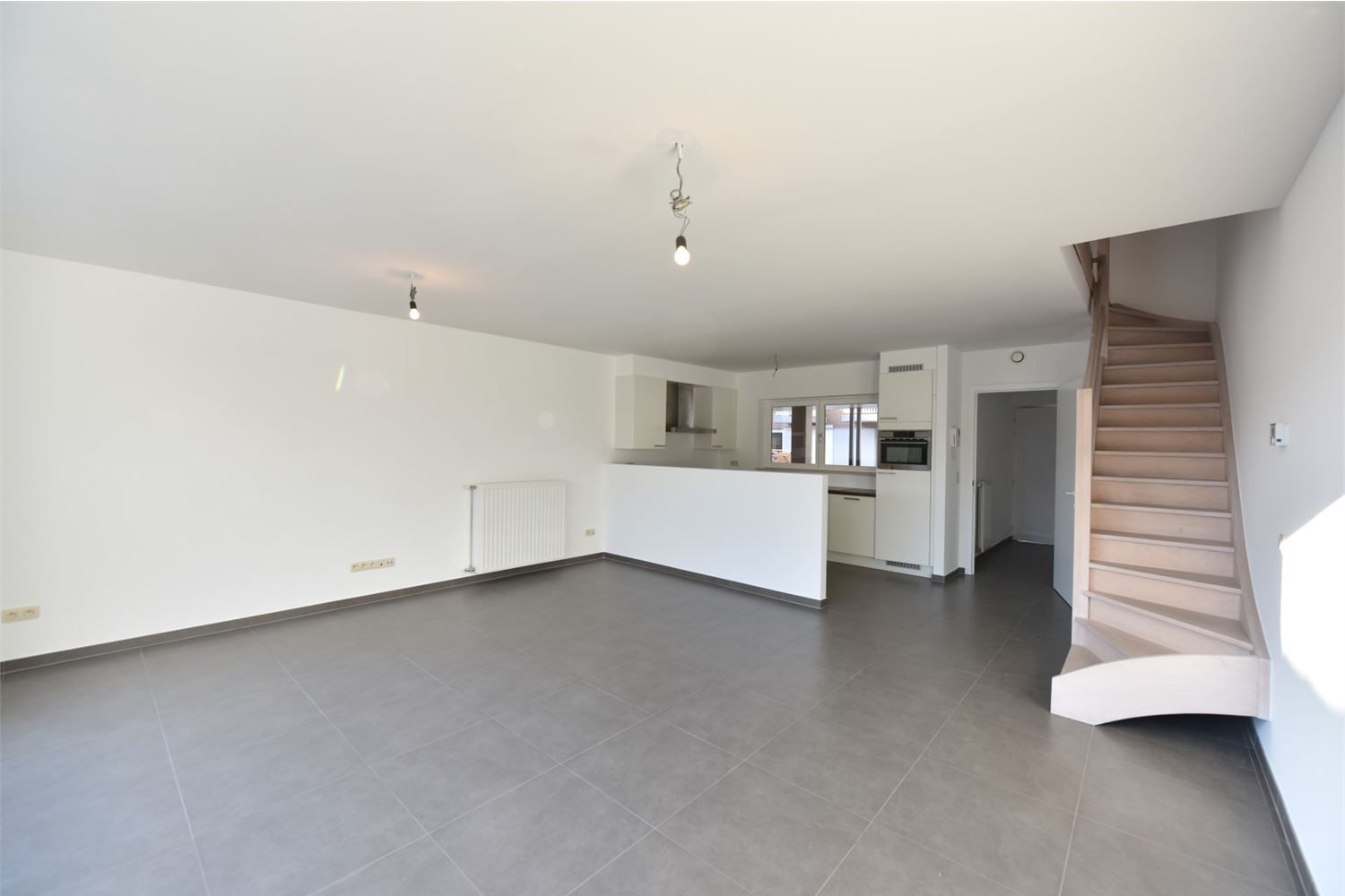Goed gelegen recente woning nabij station | Marcel Couckestraat foto 2