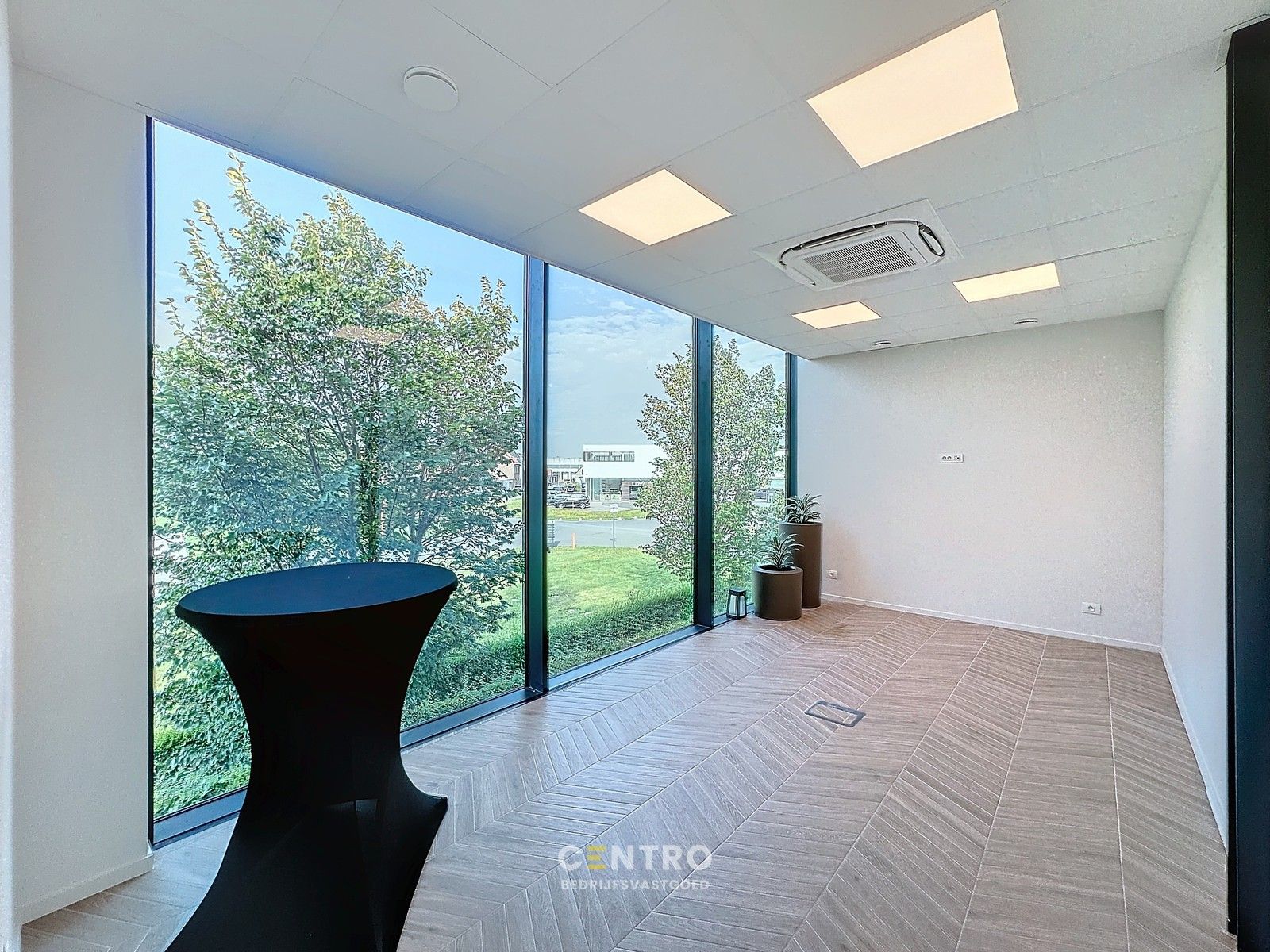 Splinternieuwe (° 2023) PLUG & PLAY kantoorruimte (20m²) met alle randaccommodatie te Oostende (naast de afrit "Zandvoorde". foto 7