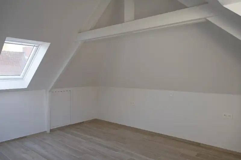 Volledig vernieuwde woning met uitweg en garage achteraan. foto 14