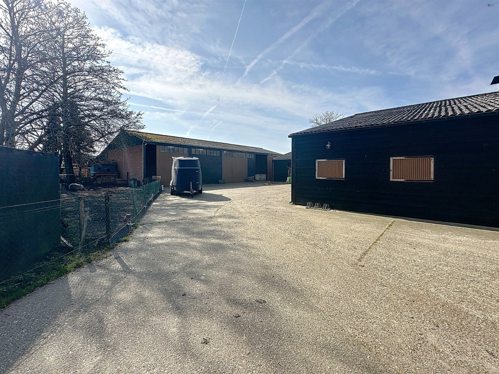 PRACHTIG GELEGEN HOEVE met bijgebouw, paardenstallen, binnenpiste en weiden op 18.385m² foto 6