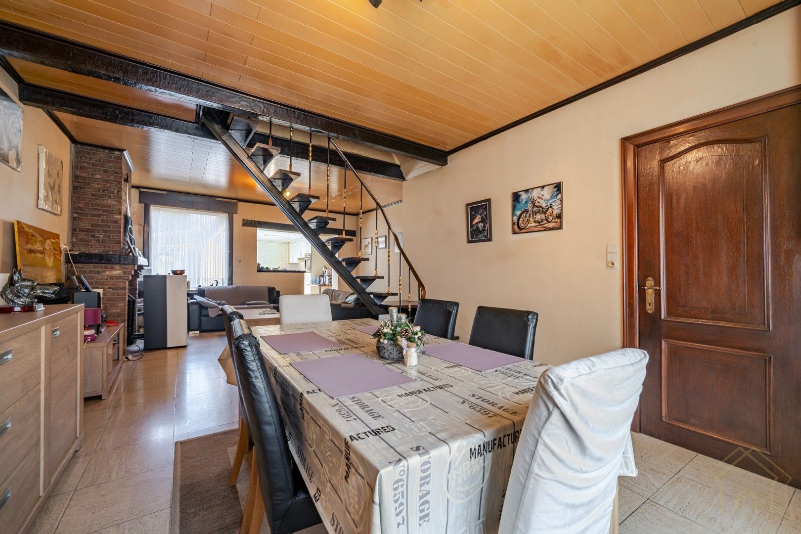 Hoofdfoto van de publicatie: Te renoveren woning met garage, uitweg en grote tuin in hartje Zwevegem