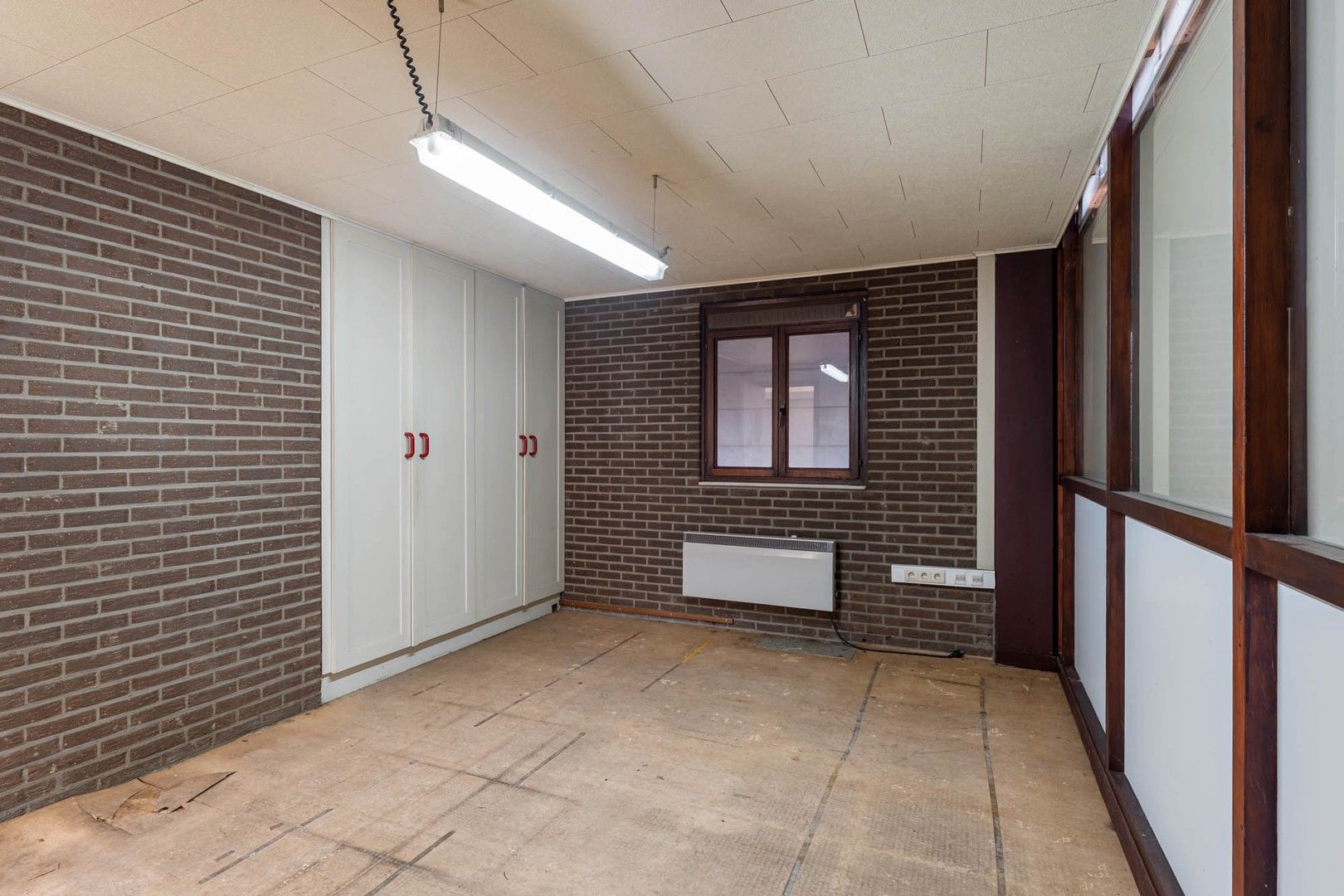 Bedrijfsgebouw (showroom/magazijn) met appartement gelegen op een perceel van 33a 50ca! foto 14