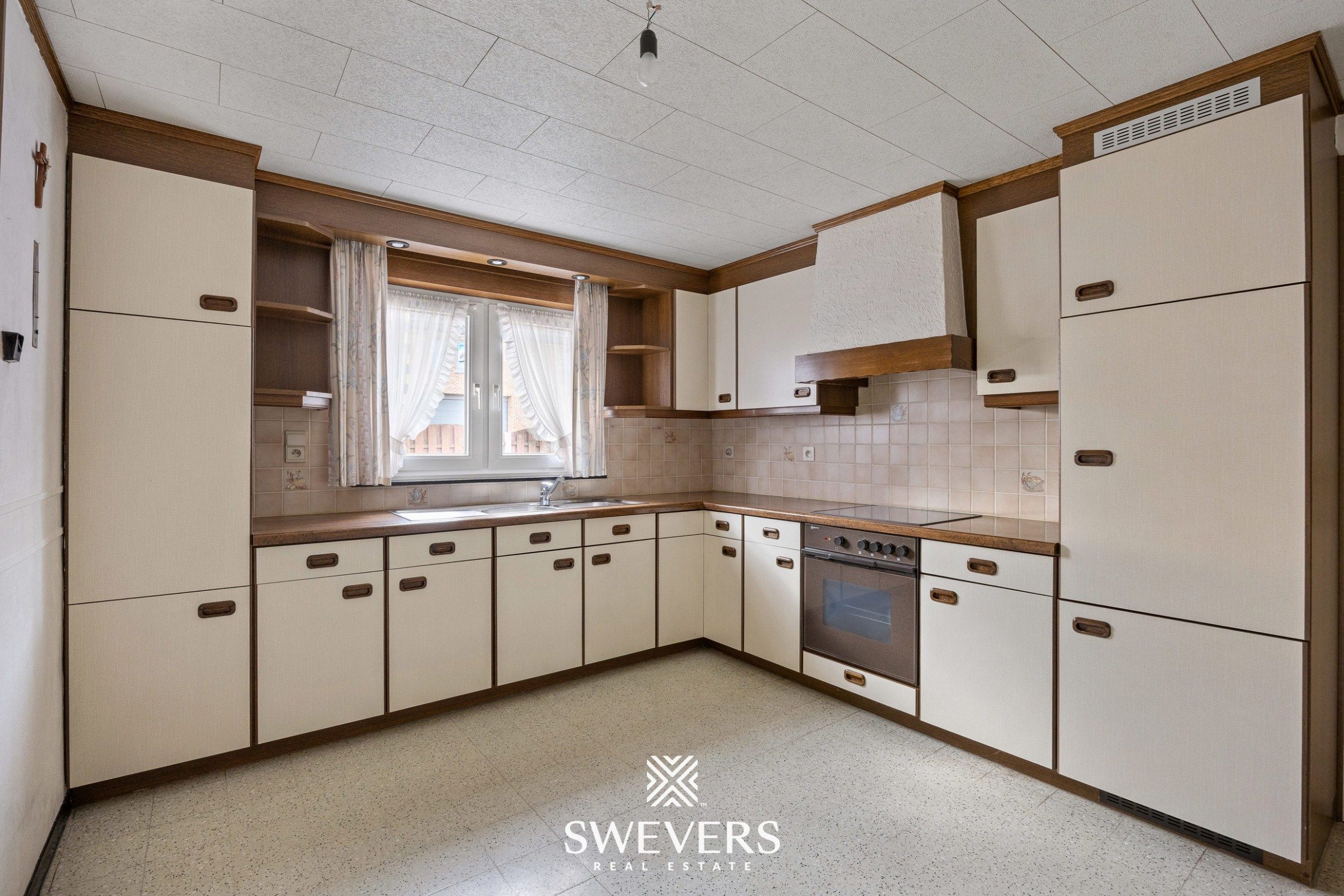 Te renoveren ruime gezinswoning met vijf slaapkamers en uitbreidingsmogelijkheden foto 8