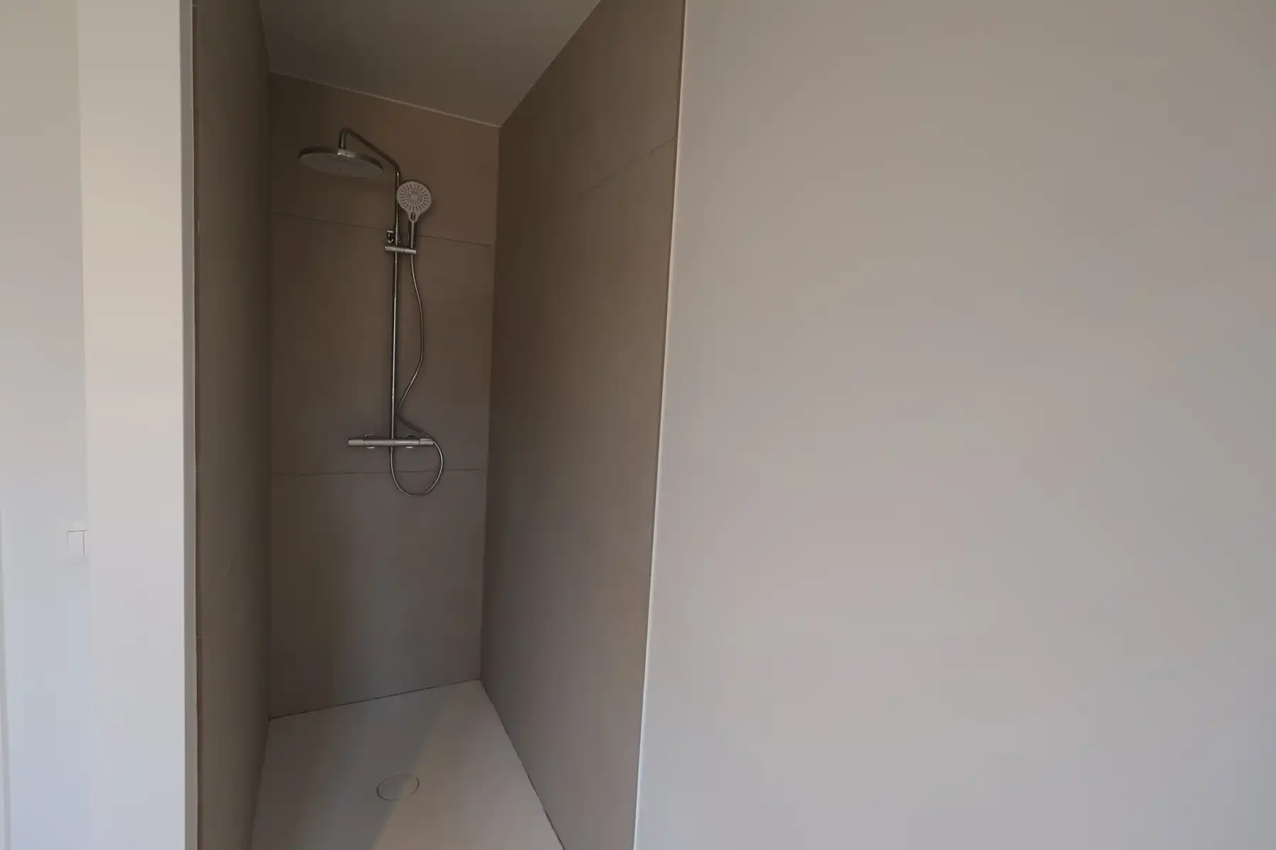 Een nieuwbouwwoning met 4 slaapkamers, tuin en garage. foto 17