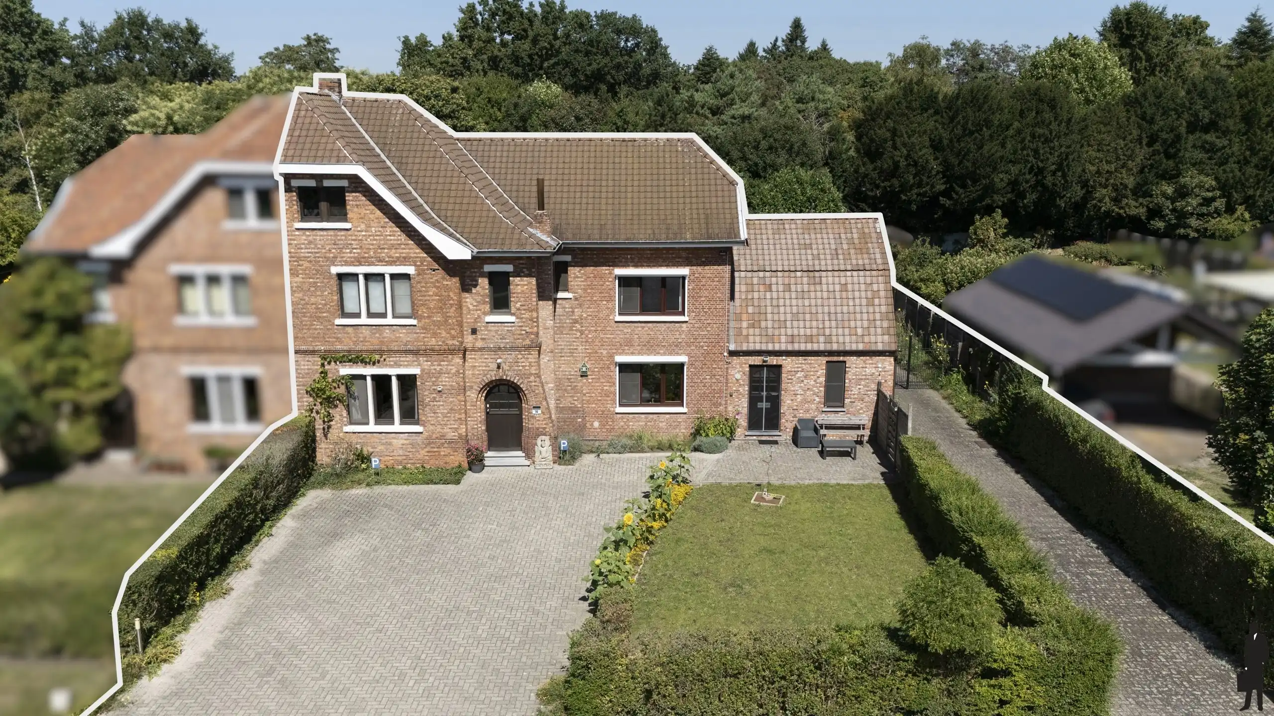 Charmante, zeer ruime, gerenoveerde ingenieursvilla in groen foto {{pictureIndex}}