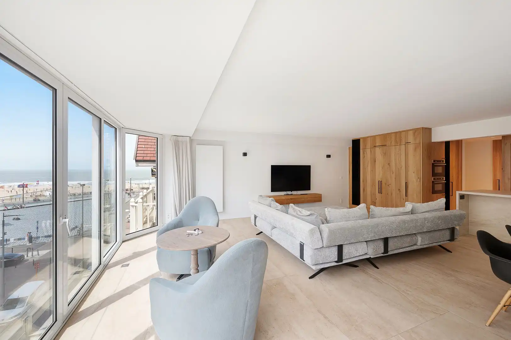 Instapklaar gemeubeld appartement met zeezicht. foto {{pictureIndex}}