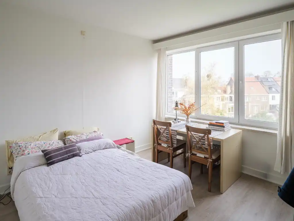 Stijlvol tweeslaapkamerappartement in de Sportstraat, met terras en warm mid-century karakter. foto 10