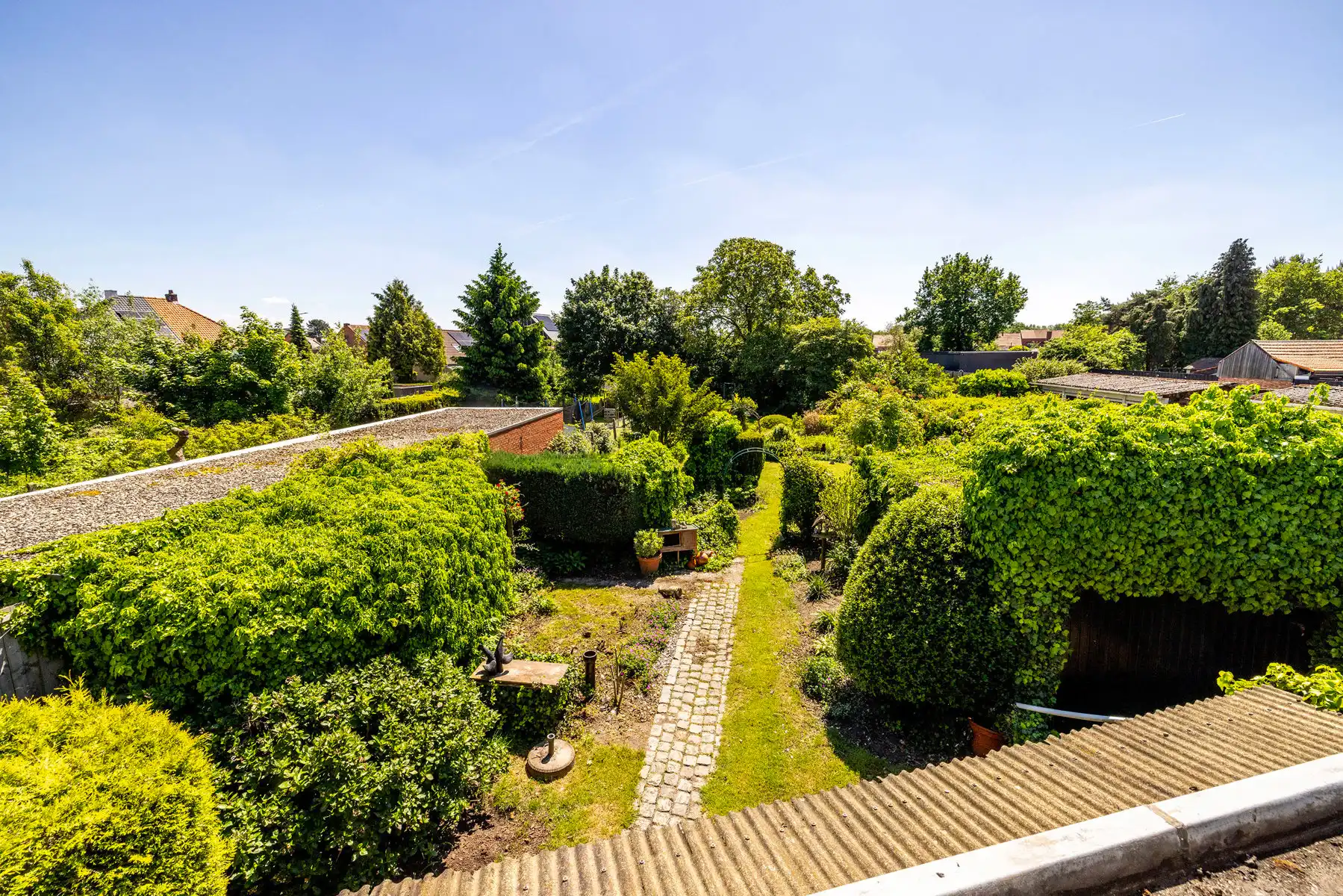 Op te frissen woning gelegen in groene omgeving op ruim 995 m² grond  foto 3