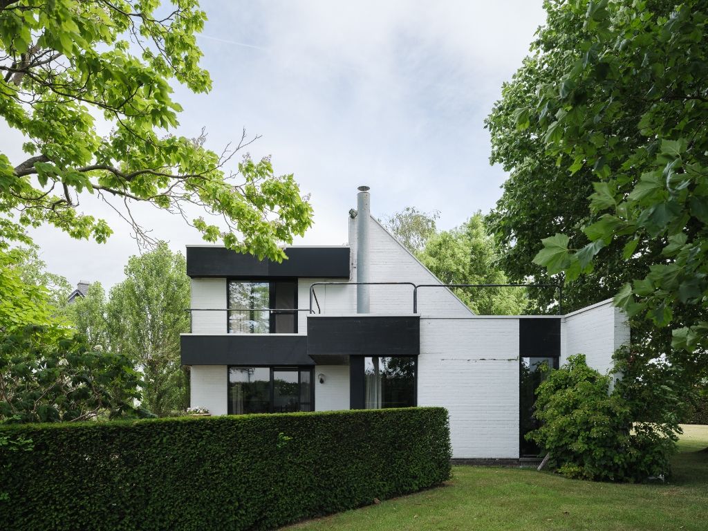 Hoofdfoto van de publicatie: Vrijstaande modernistische villa te Zomergem op een uitzonderlijk perceel van 2.595m².