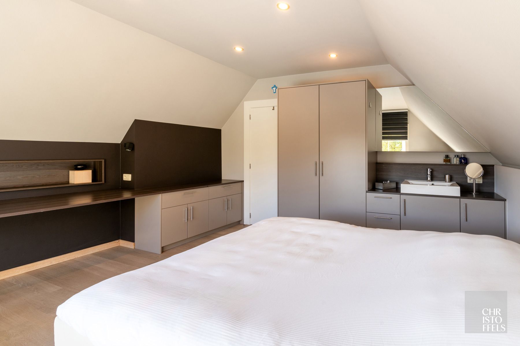 Eigentijdse villa (428m²) met zwembad en 2de woning (187m²) op perceel van 36a43ca.  foto 14