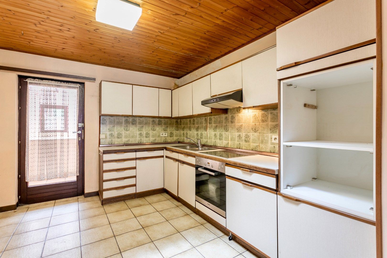 Te renoveren woning met veel potentieel foto 6