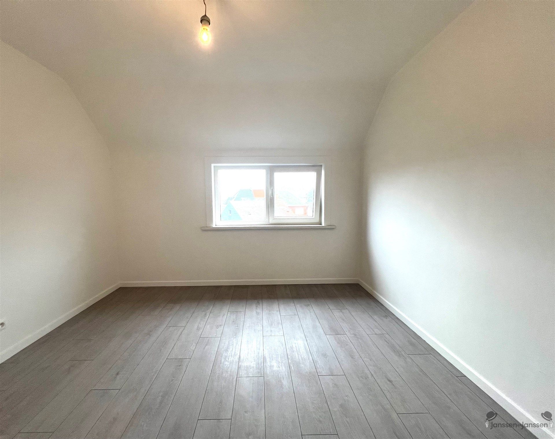 Gerenoveerd duplexappartement met 2 slpkmrs foto 17