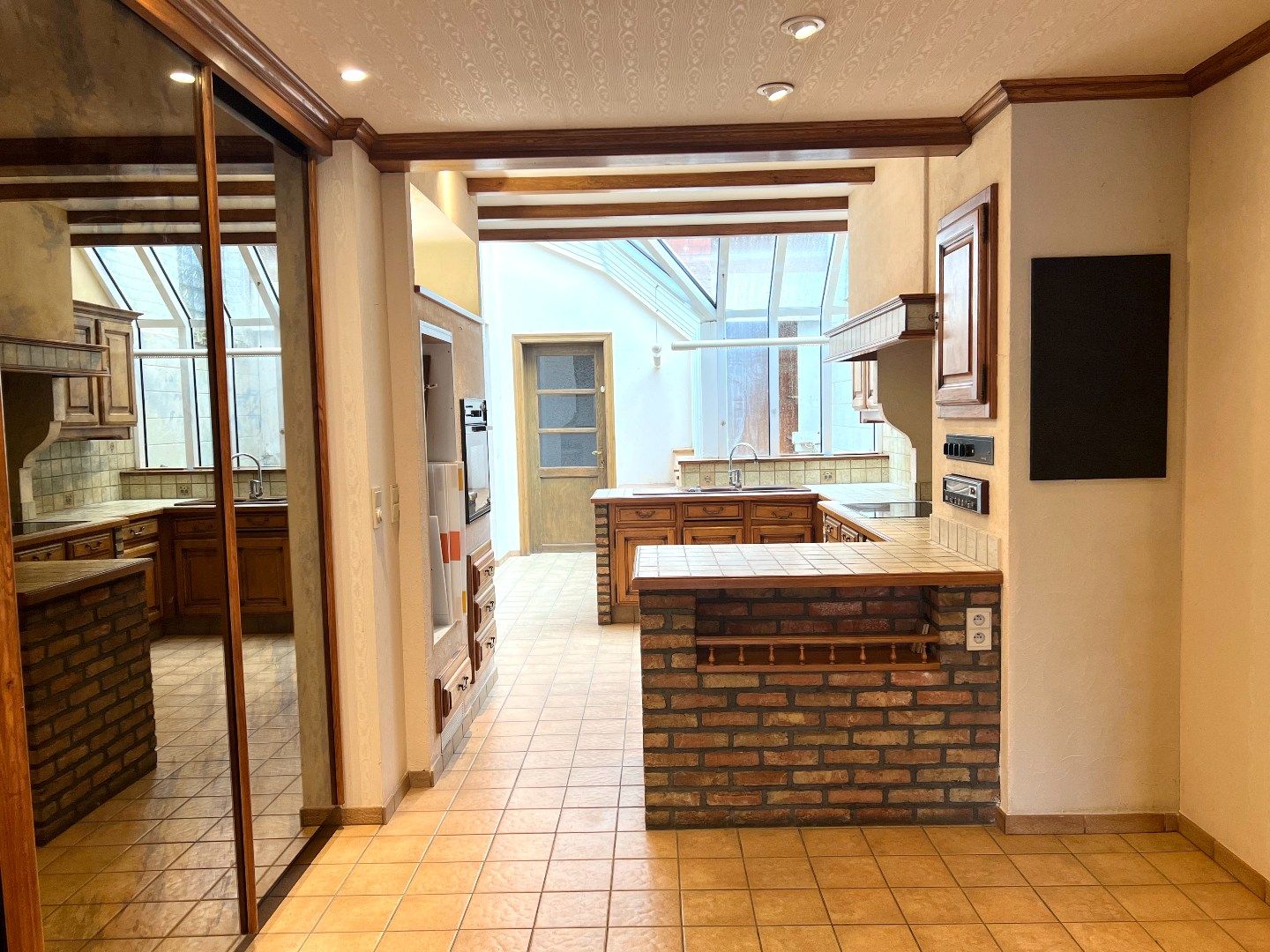 Ruime hoekwoning met handelsruimte en tal van mogelijkheden! foto 8