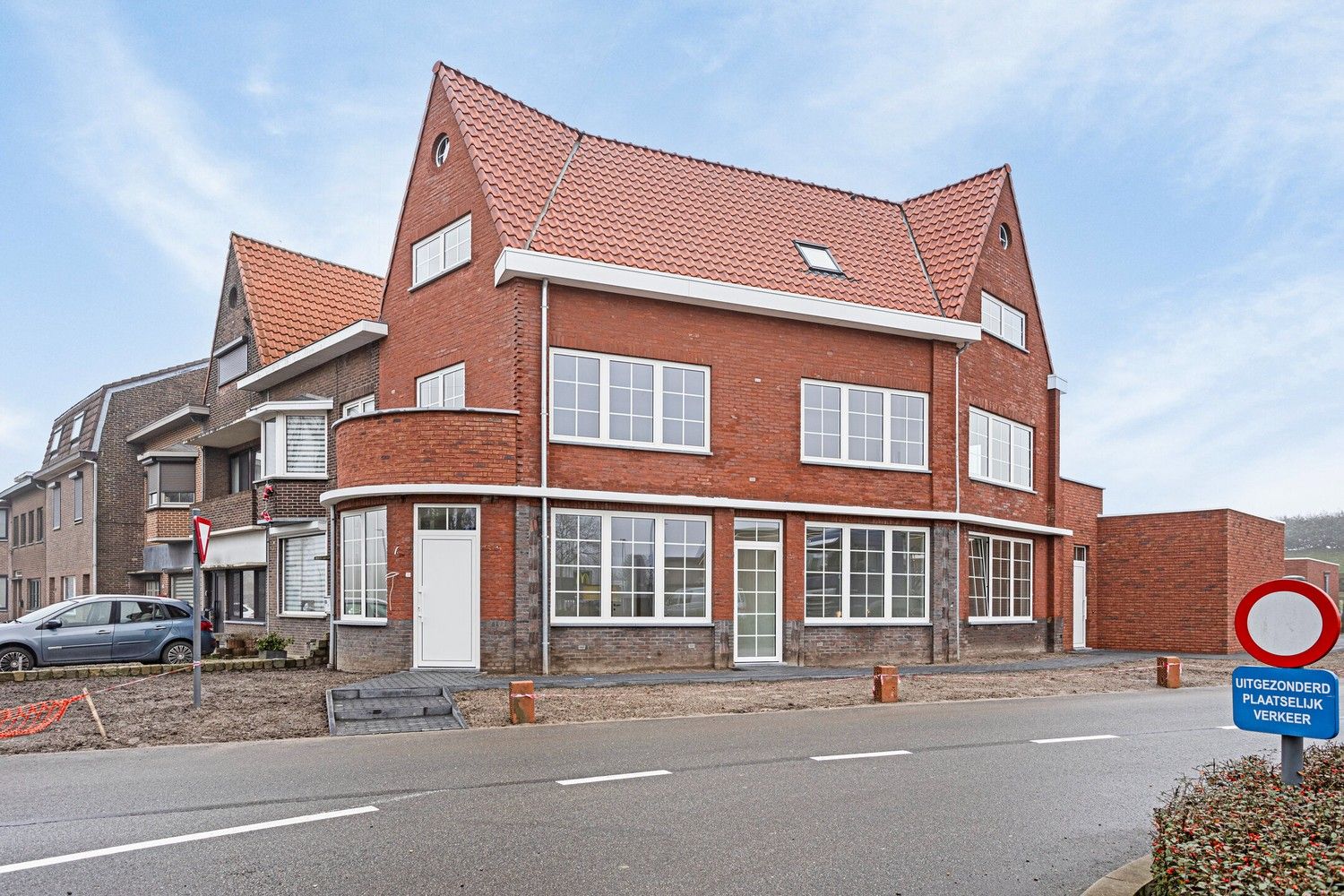 Volledig gerenoveerd duplex-appartement met drie slaapkamers in Lanaken! foto 3