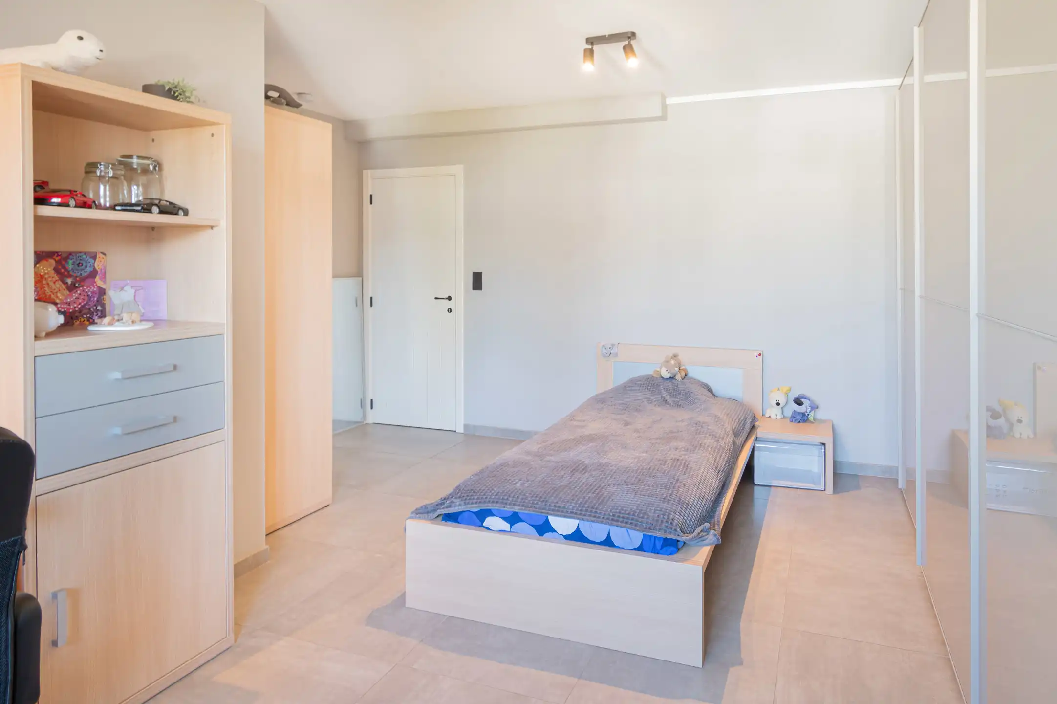 Lichtrijk appartement met terras en zicht op het water  foto 15