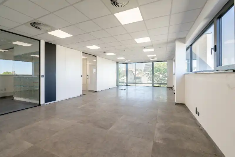 Moderne bedrijfsruimte met kantoren, showroom en loods in Bellegem (bedrijventerrein Emdeka) foto 18
