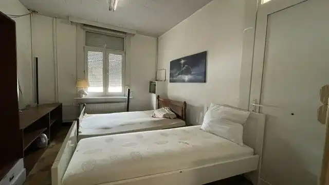 Te renoveren woning met magazijn en inrijpoort foto 15