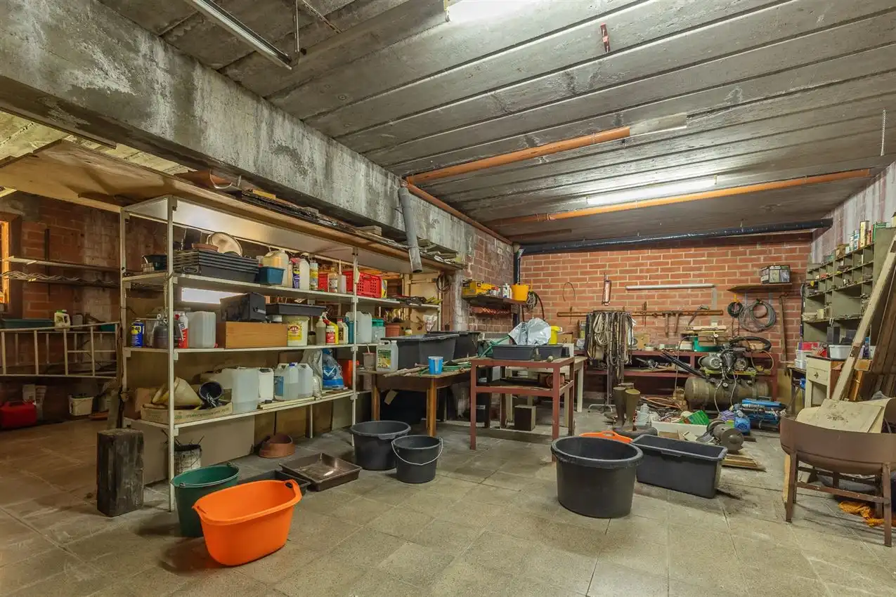 Handspand met ruime woonst en magazijn foto 17