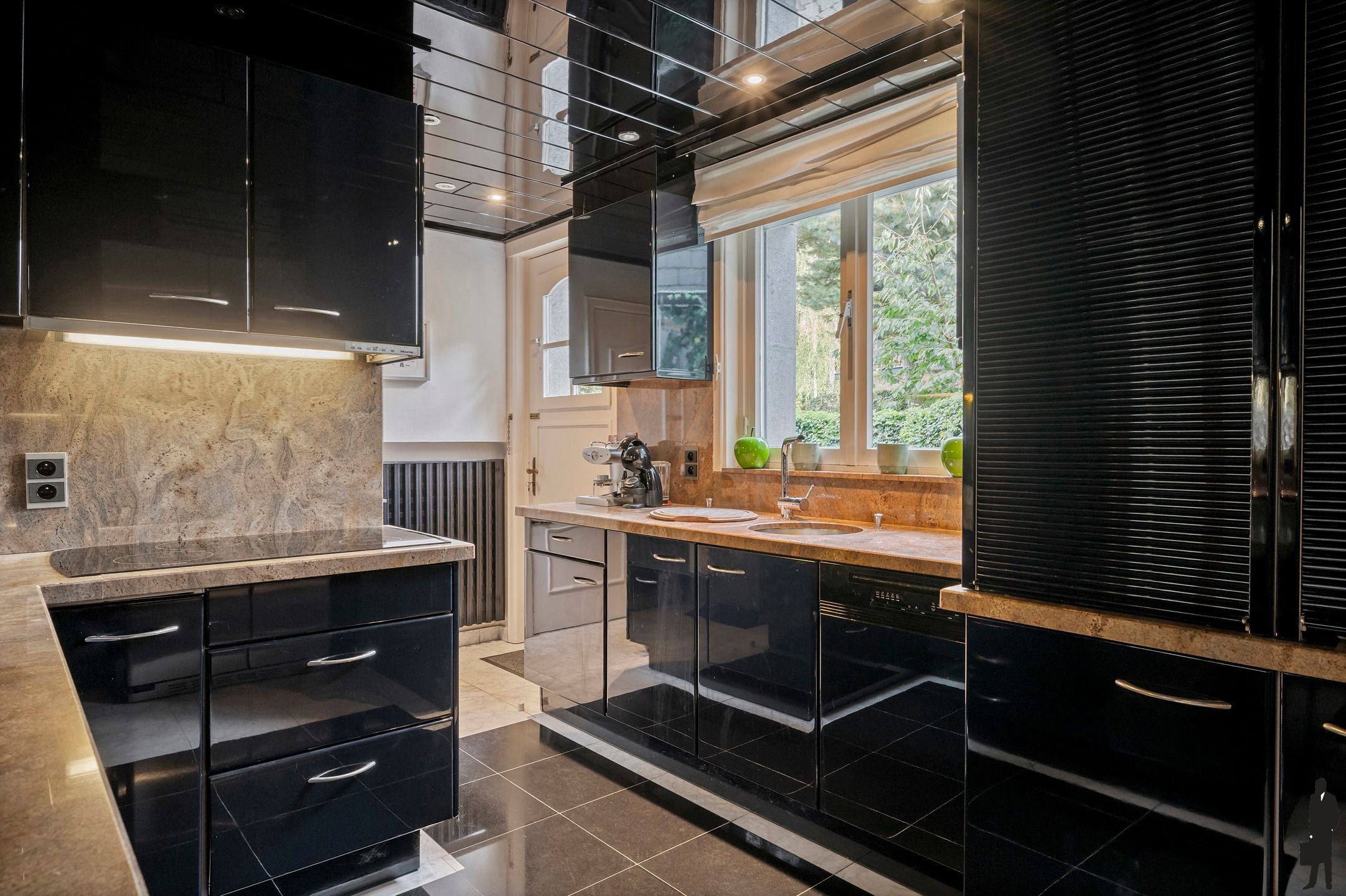  Goed onderhouden in het centrum gelegen karaktervilla op een perceel van ca. 1.938 m²! foto 6