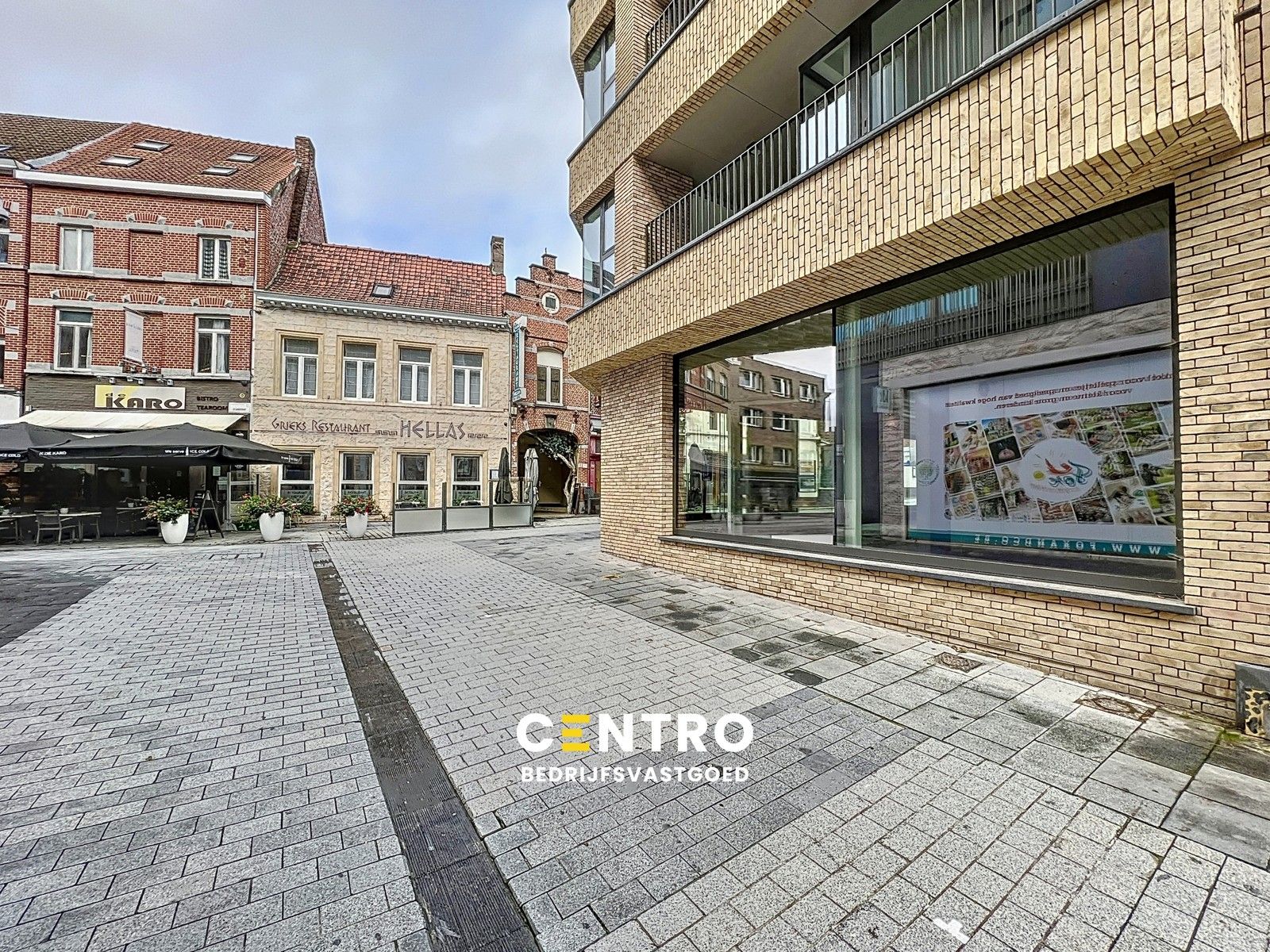 Verder af te werken LICHTRIJK handelsgelijkvloers (± 140m²)  op een HOEK-ligging op 50m van "K in Kortrijk" ! foto {{pictureIndex}}