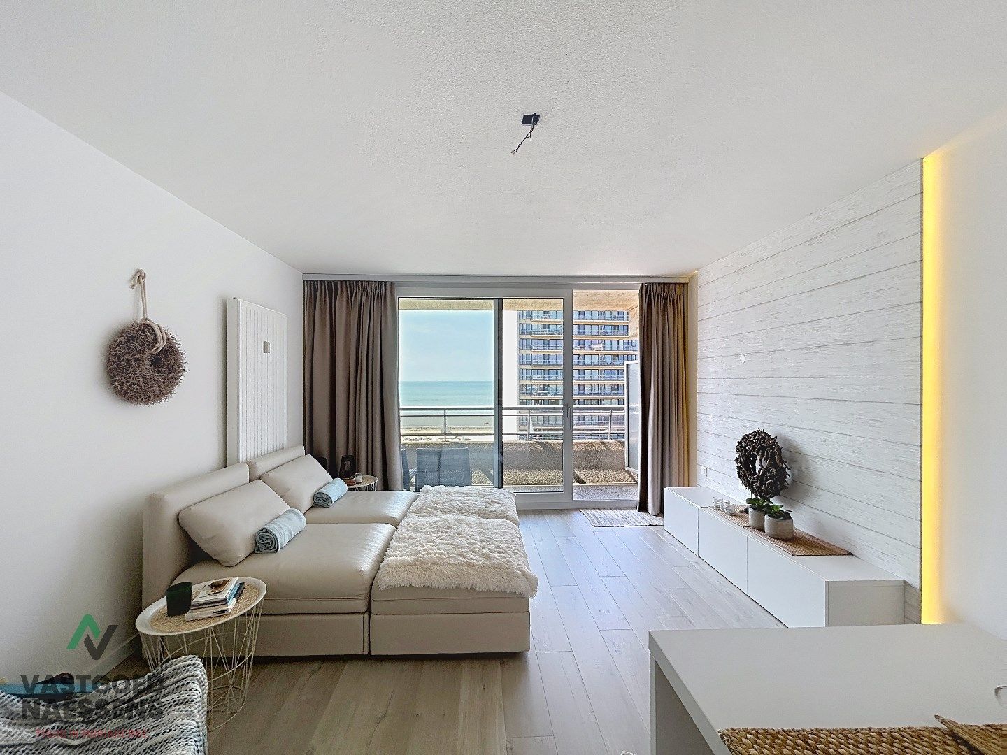 GERENOVEERDE STUDIO MET SLAAPHOEK - TERRAS - ZICHT OP ZEE foto {{pictureIndex}}