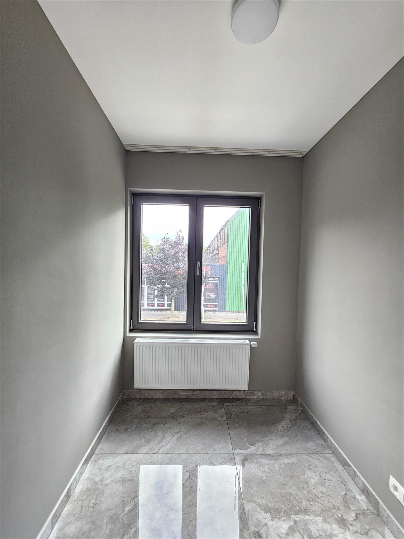 Modern ingerichte woning met optioneel aangrenzende bouwgrond. foto 10