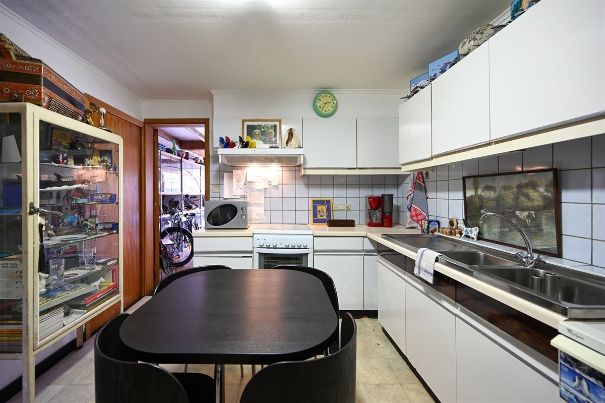 Gelegen in de rustige Voogdijstraat, op wandelafstand van het centrum van Duffel, vind je deze eerlijke, goed onderhouden woning boordevol mogelijkheden. De huidige huurder heeft ze jarenlang met zorg bewoond, maar een frisse wind – en een beetje lie foto 10