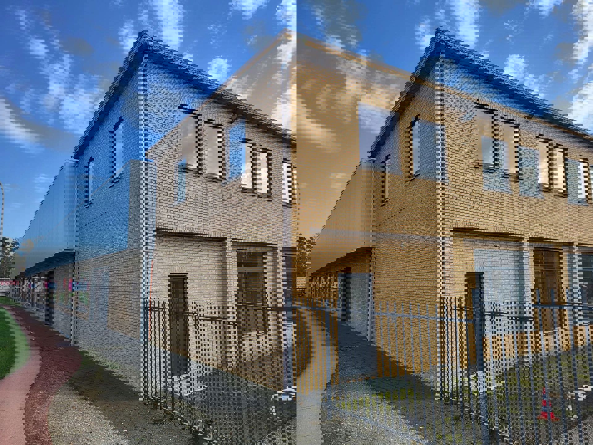 GENK TE HUUR: Grote bedrijfshal-Kantoor-Conciërgewoning foto 2