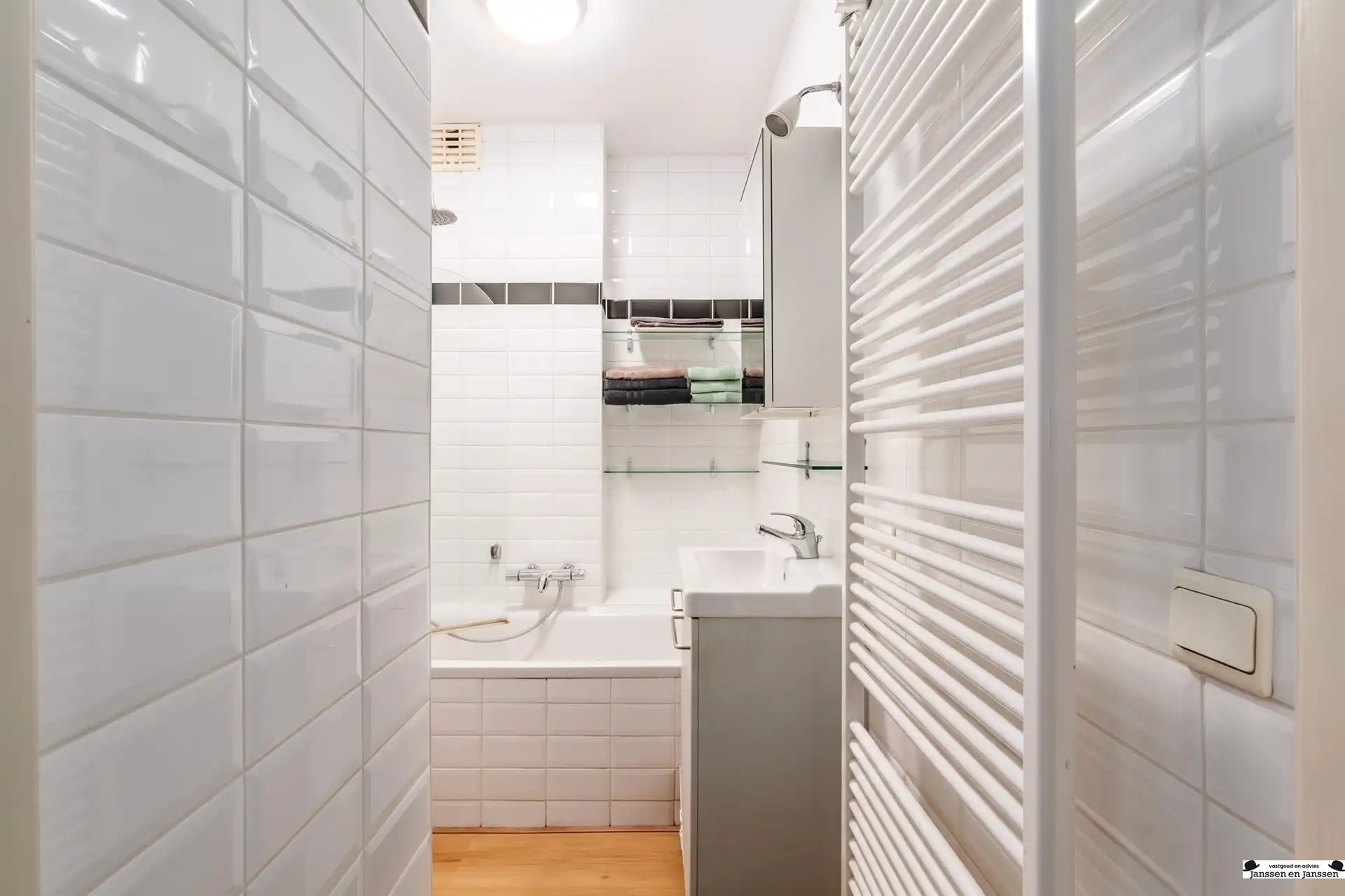 Instapklaar 2-slaapkamer appartement met terras foto 9