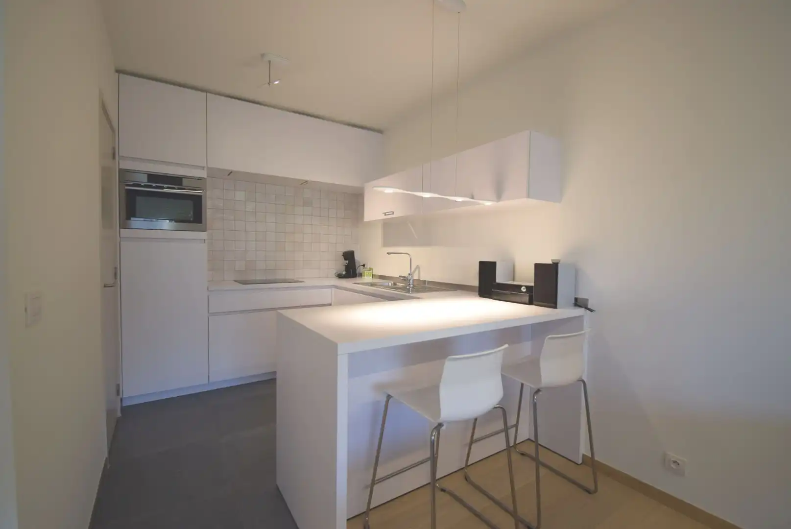 INSTAPKLAAR GELIJKVLOERS APPARTEMENT MET ZONNIGE TUIN EN GARAGE foto 5