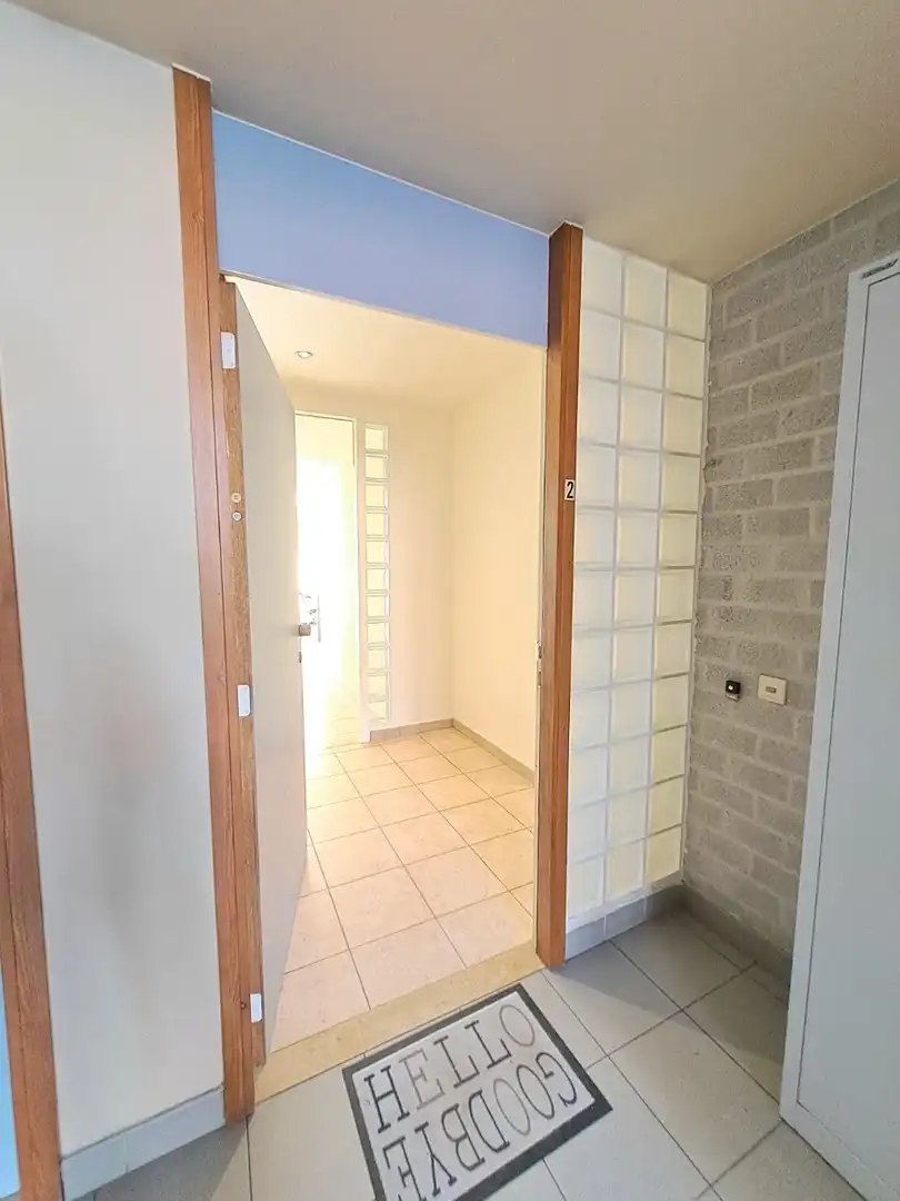 Lichtrijk gelijkvoers appartement met tuin en 2 slaapkamers en garage foto 27