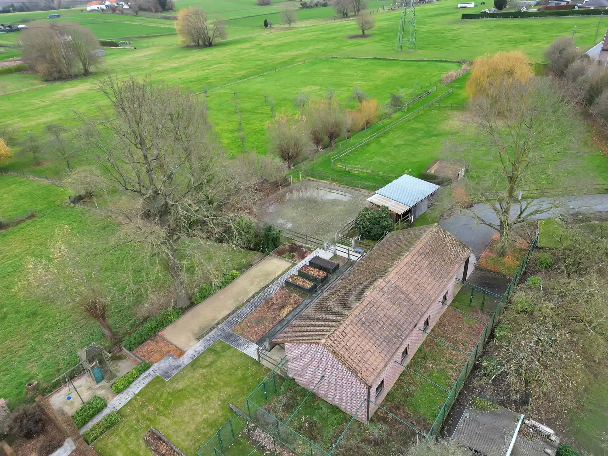Exclusief landhuis met binnenzwembad en stallingen foto 4