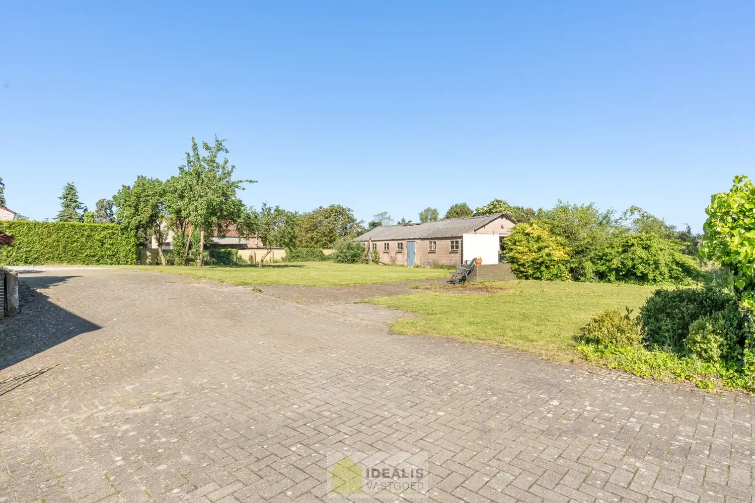 KNAPPE GROTENDEELS GERENOVEERDE EENGEZINSWONING MET EEN HEERLIJK LICHTRIJKE WOONKAMER MET OPEN KEUKEN, AANSLUITEND VERANDA MET ZICHT OP DE ZEER RUIME TUIN (+-2700M²!), 3 SLAAPKAMERS, RUIMTELIJKE BADKAMER VOORZIEN VAN BAD EN INLOOPDOUCHE EN DE WONING IS VOLLEDIG ONDERKELDERD! EEN HEERLIJK RUIME BUNGALOW DIE NOG VOLLEDIG NAAR EIGEN SMAAK AFGEWERKT KAN WORDEN! Een aangename woning met een bewoonbare oppervlakte van +- 205m² op een perceel van +- 26are98ca (2698m²) op een rustige locatie! Tevens is de woning centraal gelegen t.o.v. het centrum van Peer, Meeuwen (Oudsbergen) en Houthalen-Helchteren en kan men vlot gebruik maken van de Noord-Zuidverbinding (A24). foto 25