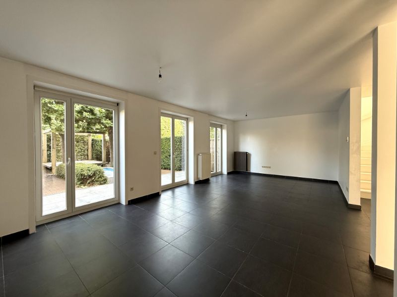Rustig gelegen woning met mooie tuin en carport foto 3